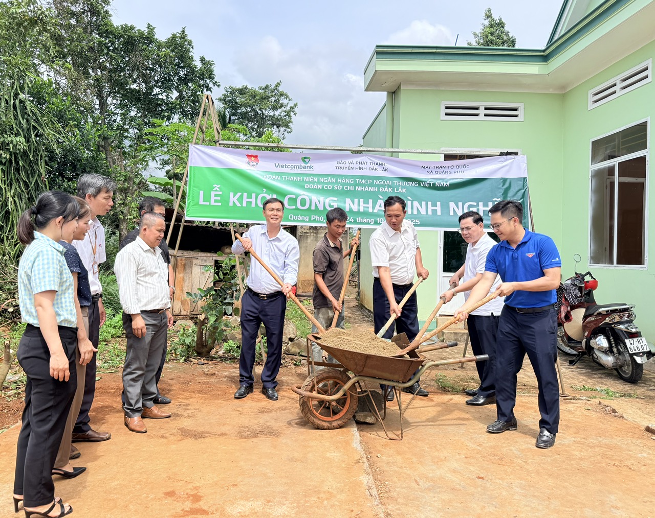 Phó Tổng biên tập Báo và Phát thanh, Truyền hình Đắk Lắk, các đơn vị tài trợ và lãnh đạo địa phương làm lễ khởi công xây dựng nhà cho gia đình anh Châu Thanh Trung